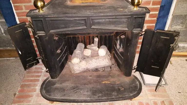 How to Keep Wood Stove Glass from Getting Black 2024 – Forestry Reviews