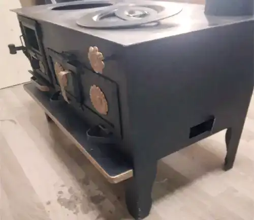 https://forestry.com/wp/wp-content/uploads/2023/10/Cast-Iron-Cooker-Burning-Wood-Stove-Review-7.webp