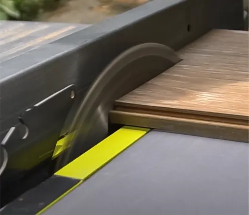 Grizzly GO478 Hybrid Table Saw cutting wood.