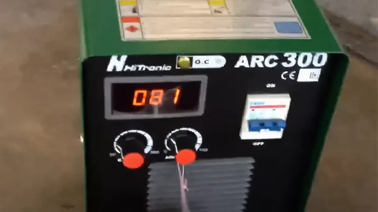 Hitronic ARC 300 DC Inverter Welder displaying ‘081’ on the digital screen