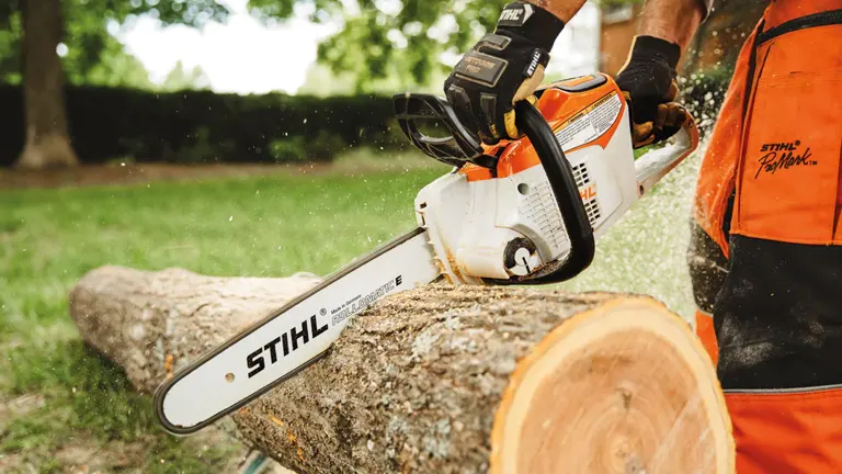 Sithl Chainsaw Cutting Big Log