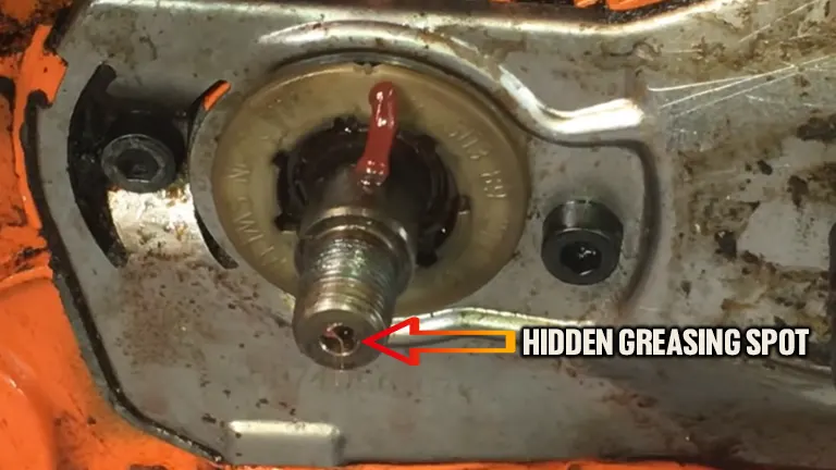 Chainsaw hidden Greasing spot with colorful arrow