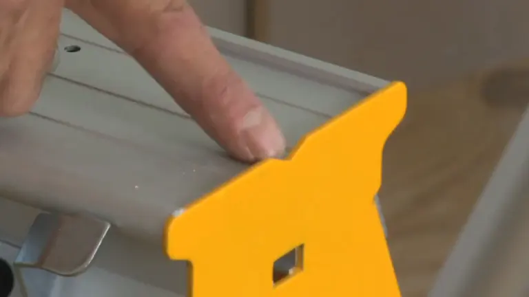 Person poiting the V grooves of the DeWalt DWX725