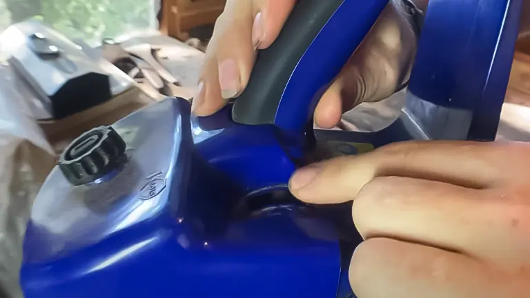 Detailed view of hands starting a Farmertec Holzfforma G660 Blue Thunder chainsaw