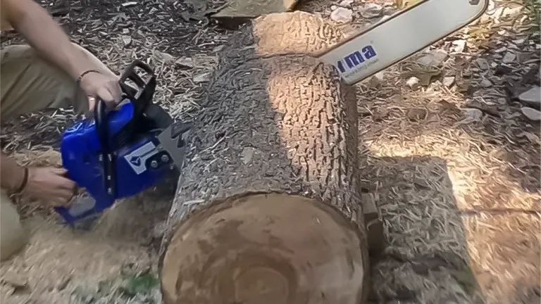 Person operating a Farmertec Holzfforma G660 Blue Thunder chainsaw, cutting through a log