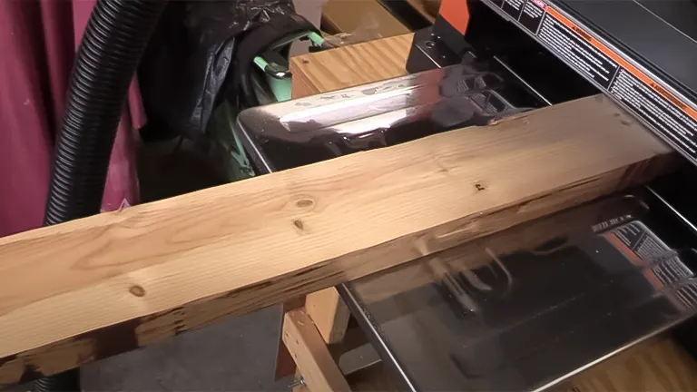 Wood plank on a RIDGID benchtop jointer, not the WEN JT3062 model