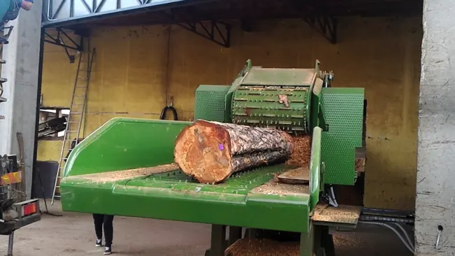 Log in grinder machine
