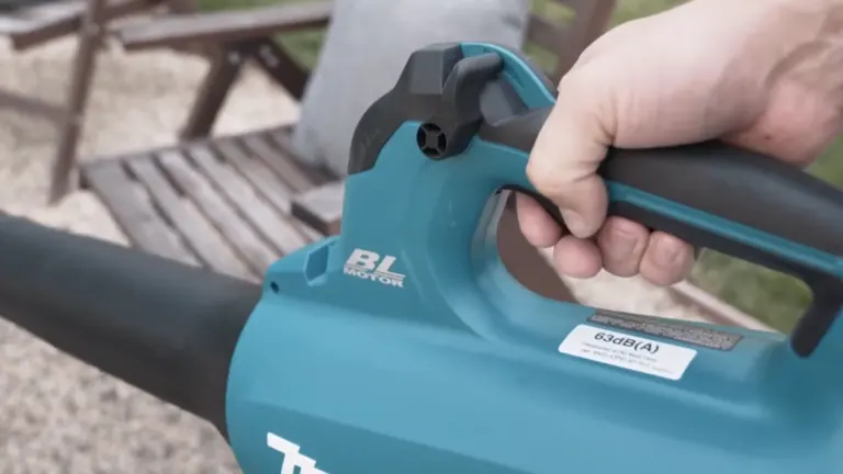 Person pushing the botton of Makita 18V LXT Blower