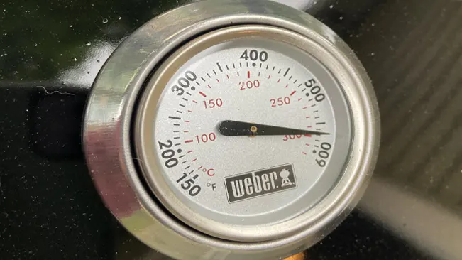 Grill thermometer with needle at 400 degrees Fahrenheit