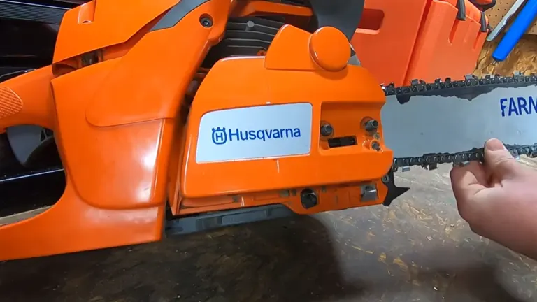 Person touching the chain of the Husqvarna 455 Rancher