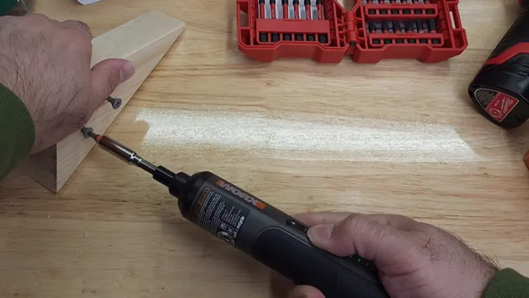 WORX 4V 3-Speed Cordless Screwdriver tightening bolt